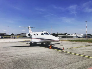 Greetings from the airport Rom Ciampino 🛩 What a beautiful sunny 🌞 day. Sometimes a pilots life can be very nice 😍 In a few hours our crew will come back to EDAv to start the weekend. Have a nice weekend ya‘ll! 🥰 ♥️🛩♥️ Grüße vom Flughafen Rom Ciampino (LIRA). Was für ein schöner, sonniger Tag! Sieht unser Premier1 nicht wunderschön aus? 😍 Manchmal ist das Pilotenleben echt wundervoll! In ein paar Stunden kommt unsere Crew zurück nach EDAV, um ins Wochenende zu starten! Wir wünschen Euch allen ein schönes Wochenende! 🥰♥️🛩♥️ #fas #finowairservice #romciampino #lira #edav #prm1 #premier1 #aviationdaily #aviationisourpassion #generalaviation #aviationlovers #aviationdaily #pilotslife #bluesky #sunnysideoflife