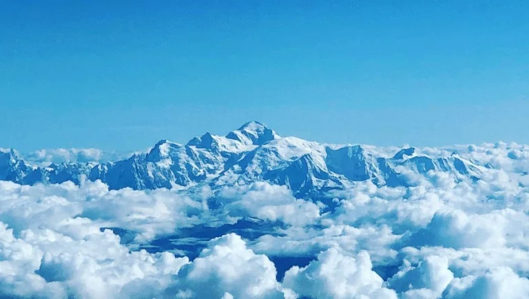 Hello, hello from us to you 🥰 Today we would like to show you some nice pictures from our latest flights. First and second picture is @Genf and the third is from our flight to Kopenhagen! We are very busy at the moment which is a really good feeling ♥️✈️♥️ Hope you guys are doing well! Wishing you a wonderful week with lots of joy and happiness! ♥️✈️♥️ Hallo, hallo von uns zu Euch! Heute würden wir Euch gern ein paar Bilder von unseren letzten Flügen zeigen. Bild 1 & 2 sind in Genf entstanden (Flugplatz), Bild 3 zeigt den Anflug auf Kopenhagen. Wir sind momentan sehr beschäftigt, was sich sehr gut anfühlt, vor allem nach den letzten Monaten. Wir hoffen es geht Euch allen gut. Wir wünschen Euch allen eine schöne Woche! Euer FAS-Team ♥️✈️♥️ #fas #finowairservice #prm1 #premier1 #businessjet #business #genf #kopenhagen #busy #aviation #aviationlovers #pilots #pilotsofinstagram #rb60 #beechcraft #aviationdaily