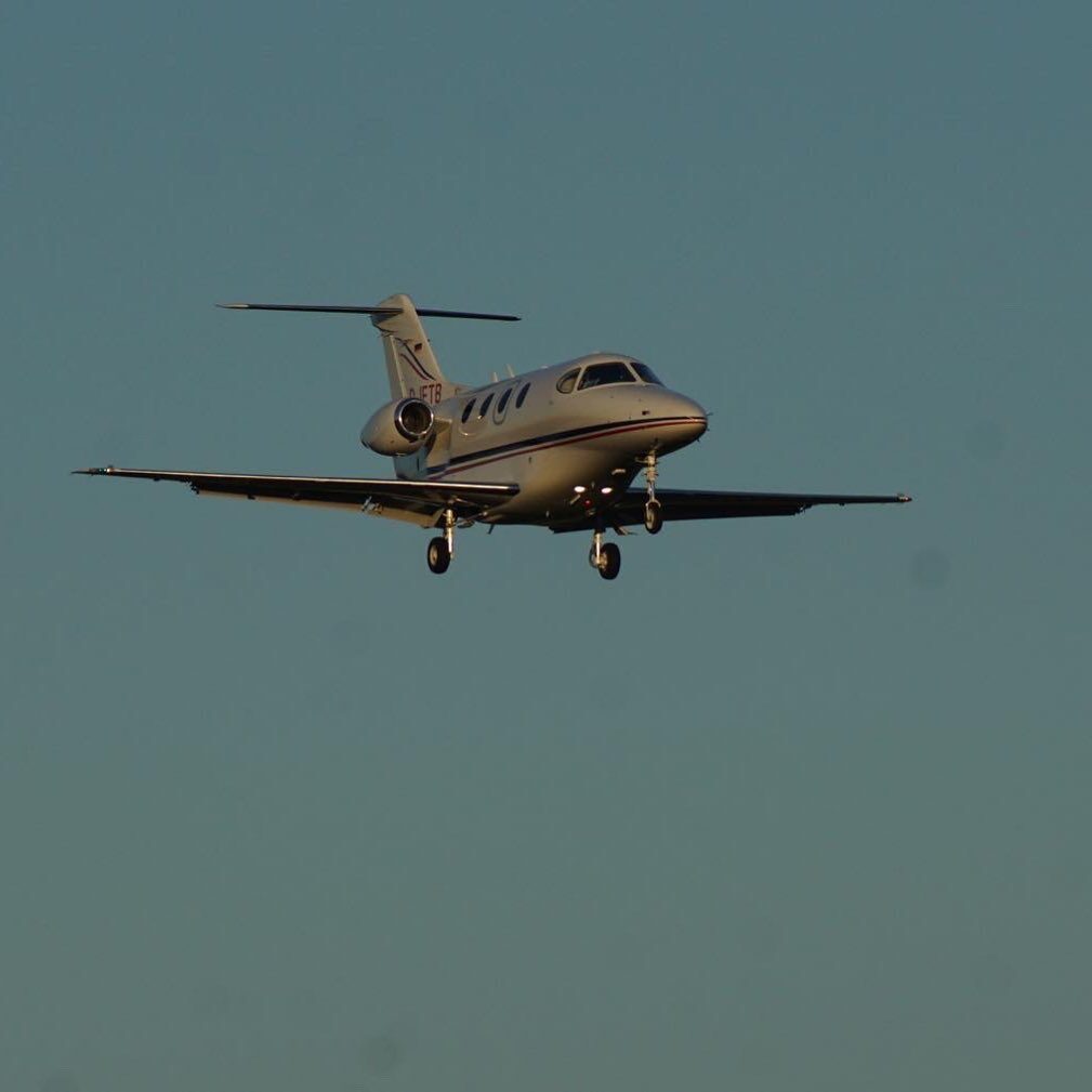 This 😍😍😍😍😍 Landeanflug @EDAV aus Cannes. Danke lieber @tobi1991f für das schöne Bild! ❤️ #finowairservice #businessjet #flugplatzeberswalde #aviationisourpassion #generalaviation #jet #williams #beechcraftpremier #beechcraft #premier1 #lifeisgood