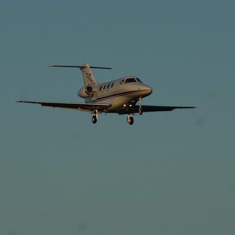 This 😍😍😍😍😍 Landeanflug @EDAV aus Cannes. Danke lieber @tobi1991f für das schöne Bild! ❤️ #finowairservice #businessjet #flugplatzeberswalde #aviationisourpassion #generalaviation #jet #williams #beechcraftpremier #beechcraft #premier1 #lifeisgood