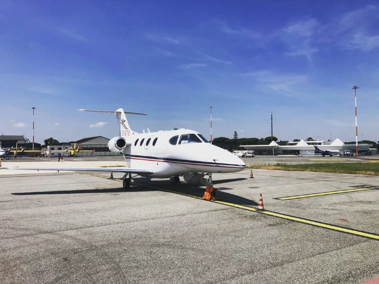 Greetings from the airport Rom Ciampino 🛩 What a beautiful sunny 🌞 day. Sometimes a pilots life can be very nice 😍 In a few hours our crew will come back to EDAv to start the weekend. Have a nice weekend ya‘ll! 🥰 ♥️🛩♥️ Grüße vom Flughafen Rom Ciampino (LIRA). Was für ein schöner, sonniger Tag! Sieht unser Premier1 nicht wunderschön aus? 😍 Manchmal ist das Pilotenleben echt wundervoll! In ein paar Stunden kommt unsere Crew zurück nach EDAV, um ins Wochenende zu starten! Wir wünschen Euch allen ein schönes Wochenende! 🥰♥️🛩♥️ #fas #finowairservice #romciampino #lira #edav #prm1 #premier1 #aviationdaily #aviationisourpassion #generalaviation #aviationlovers #aviationdaily #pilotslife #bluesky #sunnysideoflife