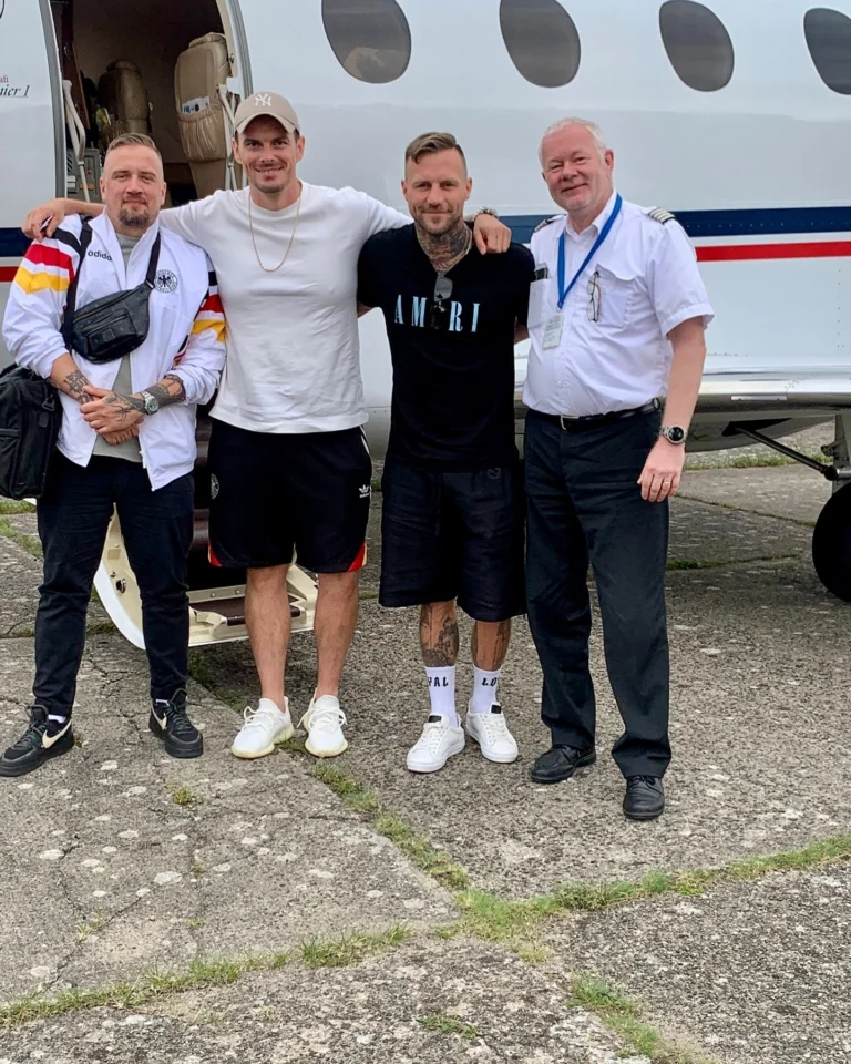 Wir hatten das große Vergnügen besondere Gäste an Bord begrüßen zu dürfen: @kontrak und sein Management. Es war uns eine große Freude einen so netten und bodenständigen Künstler fliegen zu dürfen. Wir hoffen Euch bald wieder bei uns an Bord begrüßen zu dürfen! #Finowairservice #kontrak #businessjet #aviationisourpassion #pilotslife #photo #premier1 #beechcraft #jet #eberswalde #rapper #management #edav #lightjet #youflywecare #aviation #generalaviation #generalaviationlovers #luftfahrt #luftfahrt #youngpilots