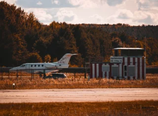 Nun sind wir schon seit über einem Monat auf dem Flugplatz Neuhardenberg, unserer neuen Homebase. Wir sind hier so herzlich empfangen und aufgenommen worden. Es ist gar nicht möglich, sich hier nicht wohl zu fühlen. Ab und zu, wenn wir starten oder landen, werden wir von einem jungen, sehr talentierten Hobbyfotografen @simononcanon fotografiert, der sich dann auch in der Bildbearbeitung „austobt“ und es entstehen fantastische Bilder. Die Entscheidung Finow zu verlassen ist uns sehr schwer gefallen, doch wir haben es nicht bereut. Nun arbeitet der @airport_berlin_neuhardenberg ganz hart an der Genehmigung des IFR und auch eine Firma will sich hier niederlassen, um große Flieger zu warten. Wir sind sehr gespannt, was die Zukunft für uns und den Flugplatz bereithält und freuen uns hier sein zu dürfen ❤️✈️🛩️