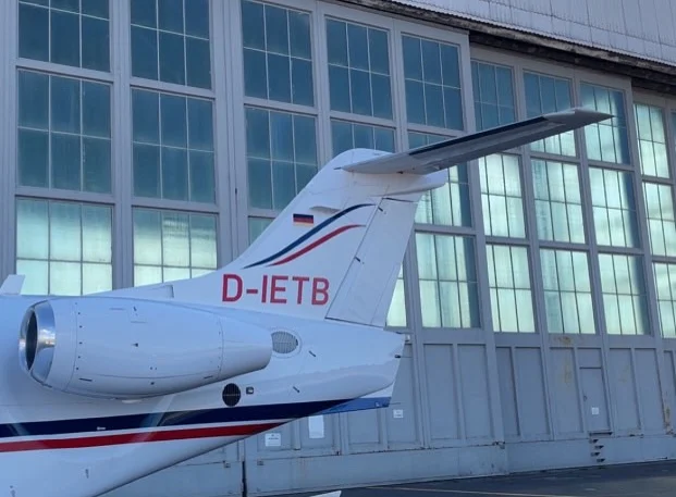 Nun sind wir schon seit über einem Monat auf dem Flugplatz Neuhardenberg, unserer neuen Homebase. Wir sind hier so herzlich empfangen und aufgenommen worden. Es ist gar nicht möglich, sich hier nicht wohl zu fühlen. Ab und zu, wenn wir starten oder landen, werden wir von einem jungen, sehr talentierten Hobbyfotografen @simononcanon fotografiert, der sich dann auch in der Bildbearbeitung „austobt“ und es entstehen fantastische Bilder. Die Entscheidung Finow zu verlassen ist uns sehr schwer gefallen, doch wir haben es nicht bereut. Nun arbeitet der @airport_berlin_neuhardenberg ganz hart an der Genehmigung des IFR und auch eine Firma will sich hier niederlassen, um große Flieger zu warten. Wir sind sehr gespannt, was die Zukunft für uns und den Flugplatz bereithält und freuen uns hier sein zu dürfen ❤️✈️🛩️