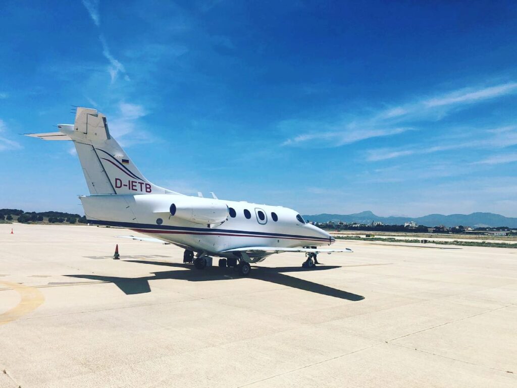 Greetings from airport Palma de Mallorca !!! Nice weather ☀️ for a flight. Its so sunny 🌞 and warm here. We had some nice guests on board. They were very satisfied with our service and the nice cabin of the Premier 1 in standing height. Staying 2 days before we will fly back to Eberswalde. We are thankful that the current order situation slowly getting back to normal. Hopefully it will stay that way. 🍀 ♥️🛩♥️ Viele liebe Grüße aus Palma de Mallorca! Was für ein schönes Wetter für einen Flug. Wir hatten sehr nette Gäste an Bord, die sehr zufrieden mit unserem Service waren und begeistert von dem schönen Premier 1 und der Kabine in Stehhöhe. Wir bleiben 2 Tage hier, bevor wir wieder zurück nach Eberswalde fliegen. Wir sind sehr dankbar, dass sich die momentane Auftragslage wieder normalisiert und hoffen, dass das auch so bleibt. Wir hoffen ihr seid alle gesund und es geht Euch gut - Euer FAS-Team ♥️🛩♥️ #palmademallorca #palmaairport #beechcraft #premier1 #prm1 #rb60 #businessjet #jet #aviationisourpassion #generalaviation #aviationdaily #finowairservice #fas #edav #eberswalde #finow #supportyourlocals #pilotslife #pilot #pilotlifestyle