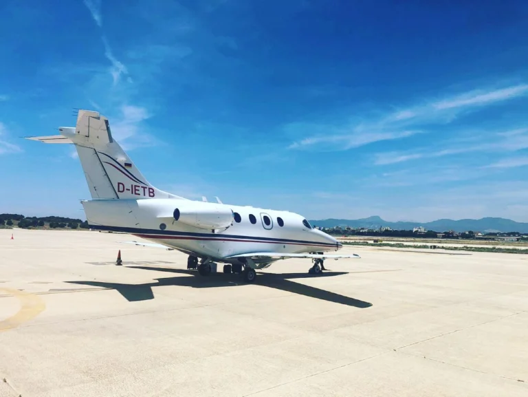 Greetings from airport Palma de Mallorca !!! Nice weather ☀️ for a flight. Its so sunny 🌞 and warm here. We had some nice guests on board. They were very satisfied with our service and the nice cabin of the Premier 1 in standing height. Staying 2 days before we will fly back to Eberswalde. We are thankful that the current order situation slowly getting back to normal. Hopefully it will stay that way. 🍀 ♥️🛩♥️ Viele liebe Grüße aus Palma de Mallorca! Was für ein schönes Wetter für einen Flug. Wir hatten sehr nette Gäste an Bord, die sehr zufrieden mit unserem Service waren und begeistert von dem schönen Premier 1 und der Kabine in Stehhöhe. Wir bleiben 2 Tage hier, bevor wir wieder zurück nach Eberswalde fliegen. Wir sind sehr dankbar, dass sich die momentane Auftragslage wieder normalisiert und hoffen, dass das auch so bleibt. Wir hoffen ihr seid alle gesund und es geht Euch gut - Euer FAS-Team ♥️🛩♥️ #palmademallorca #palmaairport #beechcraft #premier1 #prm1 #rb60 #businessjet #jet #aviationisourpassion #generalaviation #aviationdaily #finowairservice #fas #edav #eberswalde #finow #supportyourlocals #pilotslife #pilot #pilotlifestyle