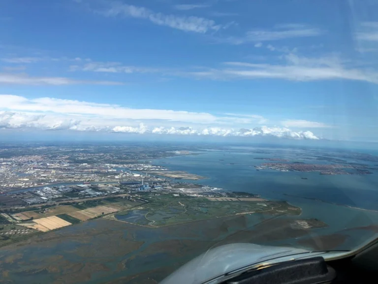 Hello, long time no see! 😜 We hope you are all doing well. We were very busy the last weeks. We want to apologize that it was so quiet. The pictures were taken at our last flight to Venedig. Isn‘t this a great view? Our pilots enjoying a 2 days stay there. Lucky ones! 😅 We have lot of work to do in the office and we are thankful for the last bookings. ♥️✈️🛩♥️ Hallo, lange nicht gesehen! Wir hoffen es geht Euch allen gut. Wir waren in den letzten Wochen sehr beschäftigt und möchten uns entschuldigen, dass es so ruhig hier war. Die Fotos wurden bei unserem letzten Flug nach Venedig aufgenommen. Ist das nicht ein wunderschöner Ausblick? 😅 Unsere Piloten genießen dort einen 2-Tages Aufenthalt. Die Glücklichen. Im Büro gibt es eine Menge zu tun und wir sind sehr dankbar für die letzten Buchungen und alle, die reinkommen. Herzliche Grüße vom FAS-Team ♥️✈️🛩♥️ #venedig #jet #businessjet #aviation #aviationdaily #aviationisourpassion #generalaviation #beechcraft #aviationlife #finowairservice #prm1 #pilotslife #pilotsofinstagram
